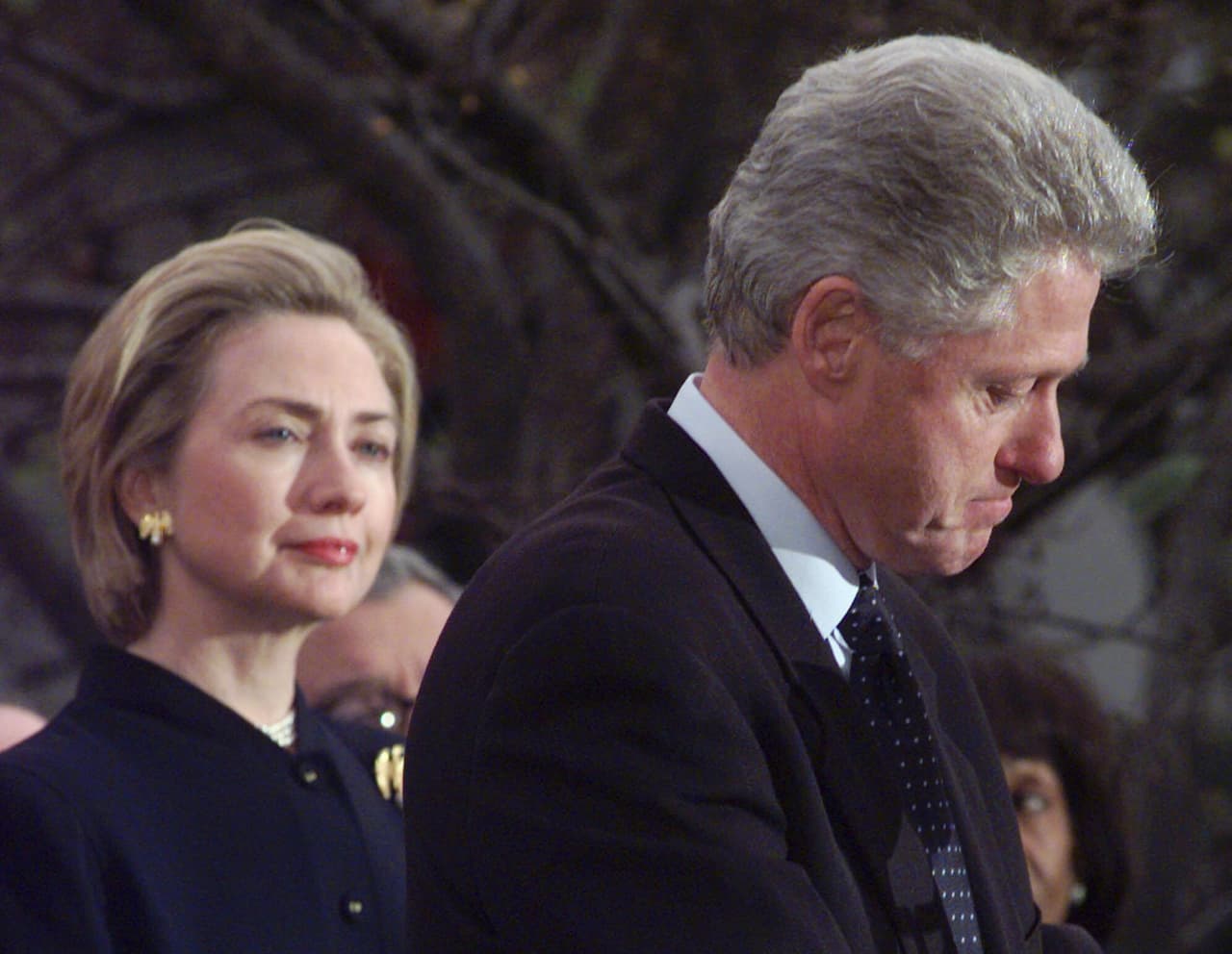 Clinton en su declaración mientras su esposa, Hillary, lo observa aquel sábado 19 de diciembre de 1998. El mandatario agradeció a los demócratas de la Cámara de Representantes que votaron en contra del proceso y prometió completar su mandato.