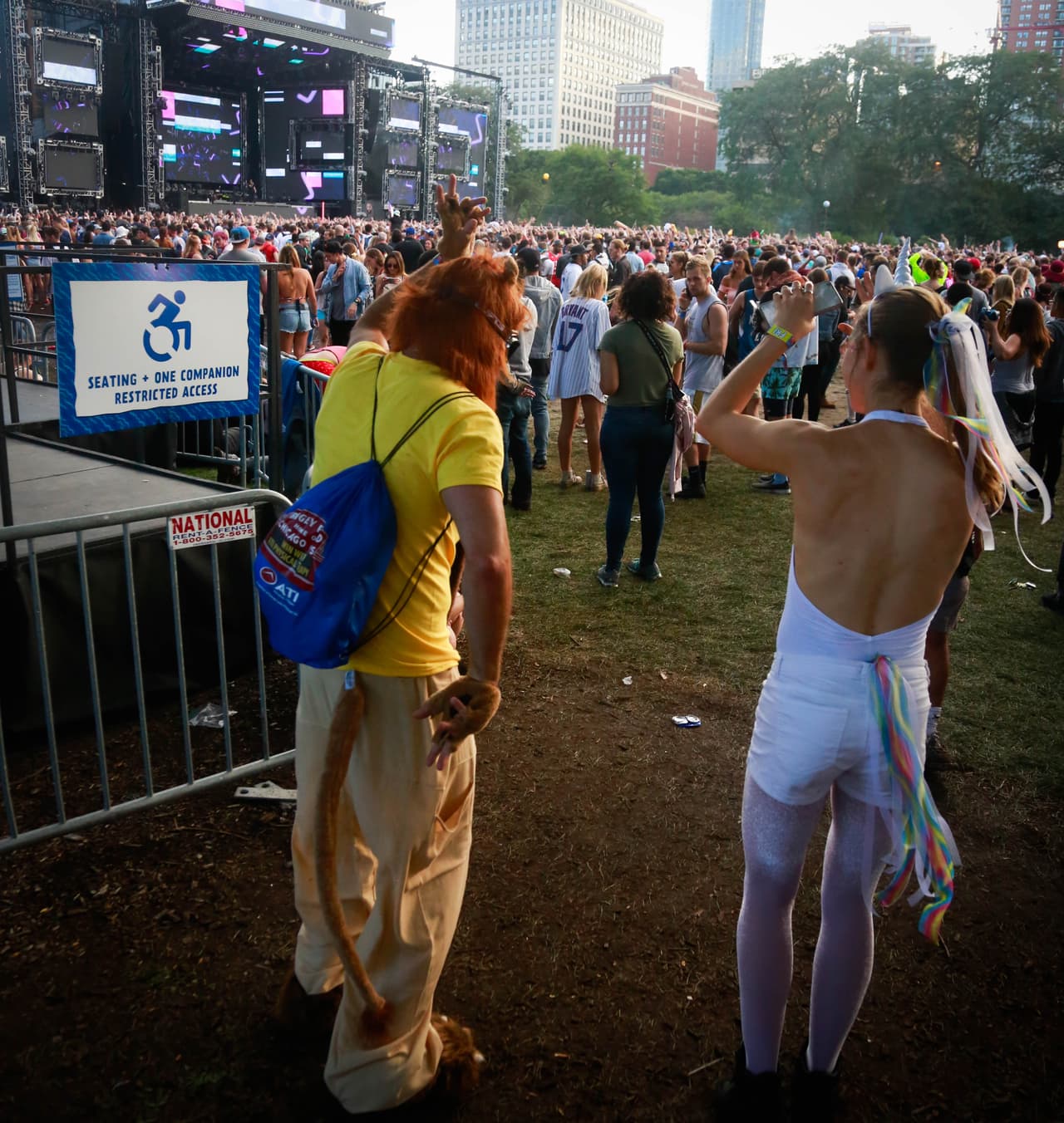 Desde disfraces de unicornios hasta atuendos muy veraniegos, pero eso sí muy buena vibra. Aquí una galería de fotos de la moda y el ambiente de Lollapalooza.