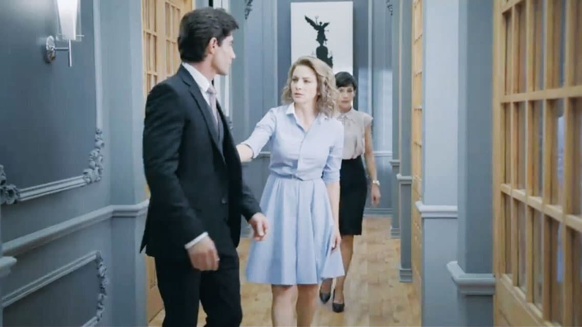 <b><a href="http://www.univision.com/novelas/la-candidata/silvia-navarro-es-regina-barcenas-en-la-candidata">'Regina'</a></b> es una mujer sencilla, por eso casi no utiliza accesorios, sus pulseras y collares son muy finos y discretos.