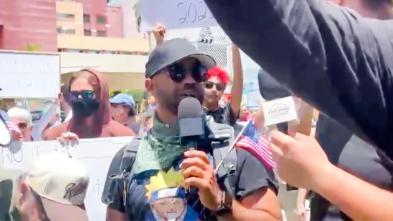 Durante las manifestaciones en el centro de Miami llegó Enrique Tarrio, exlíder de Proud Boys, le gritaron traidor. Este hombre fue indultado por Trump tras recibir 22 años de prisión por su papel en la insurrección del Capitolio.