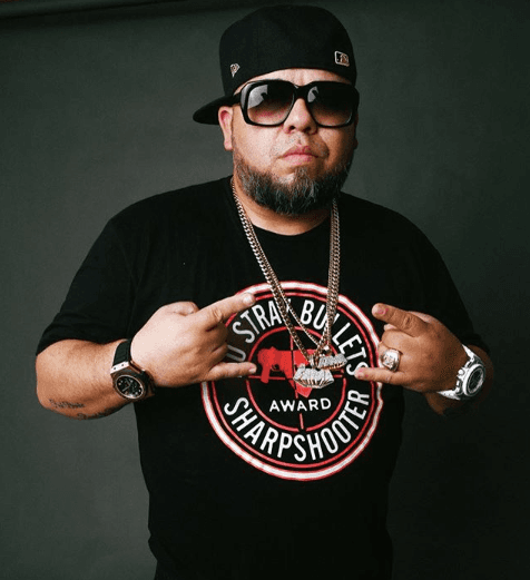 <b>Ñejo</b>: su nombre real es
<b>Carlos Daniel Crespo Planas</b> y nació el 20 de junio de 1975, en Ponce, Puerto Rico. Comenzó su carrera en 1995 y su apodo se lo dio su mamá.
<br>