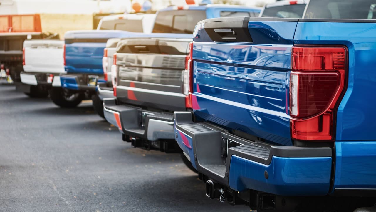 <b>¿Cuántas trocas o pick-up trucks podrías comprar con 30.9 millones de dólares? </b>
<br>El precio promedio de una pick-up de gama media, como una Ford F-150 o Chevrolet Silverado, ronda los 35,000 dólares. Con 
<b>30.9 millones de dólares, podrías comprar 884.</b> ¡Eso es suficiente para abastecer a una enorme comunidad de amantes de las trocas! Si prefieres un modelo más lujoso, como una 
<b>Ram 1500 o una GMC Sierra, que rondan los 50,000 dólares, aún podrías adquirir 618 trocas</b>. Y si optas por un modelo más económico, como una
<b> Toyota Tacoma o Nissan Frontier, con un precio de 25,000 dólares, podrías llevarte 1,236 trocas.</b> ¡Serías dueño de una flota impresionante de vehículos!