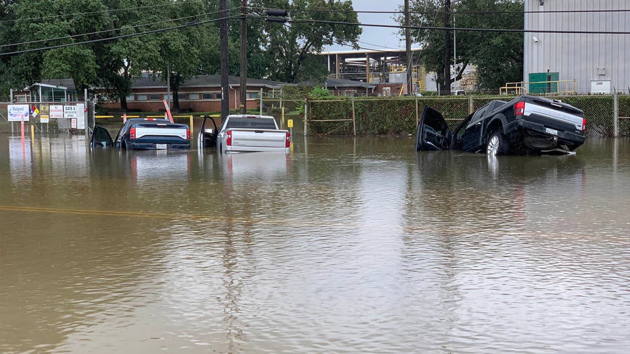 Vehículos han quedado varados en medio de las calles ante las inundaciones provocadas por las lluvias.
