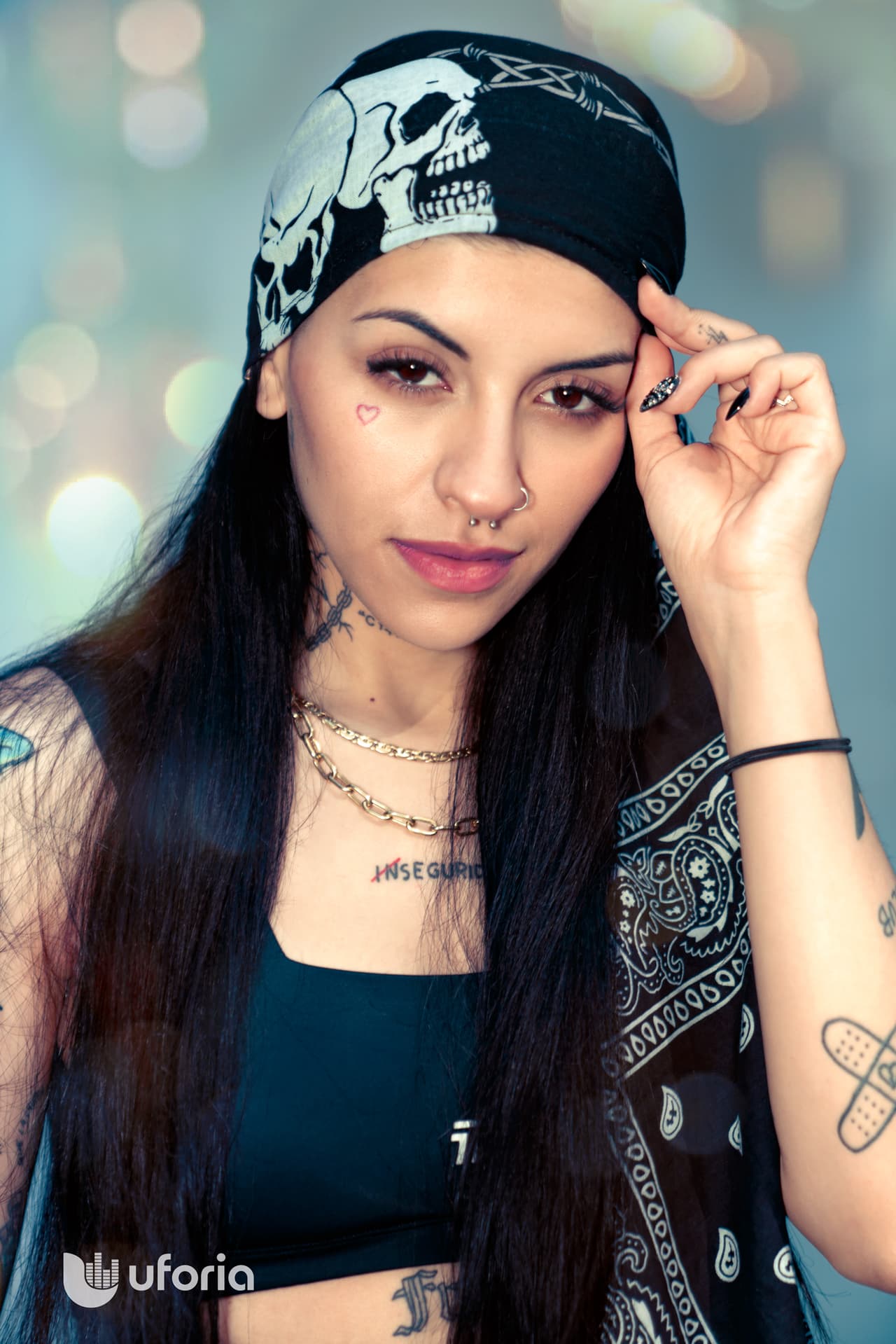 A Cazzu le gusta escribir sus propias letras, y
<b>no se limita a hablar solo de amor y desamor</b>, sino que se atreve a escribir letras sensuales y callejeras que resuenen en su audiencia.