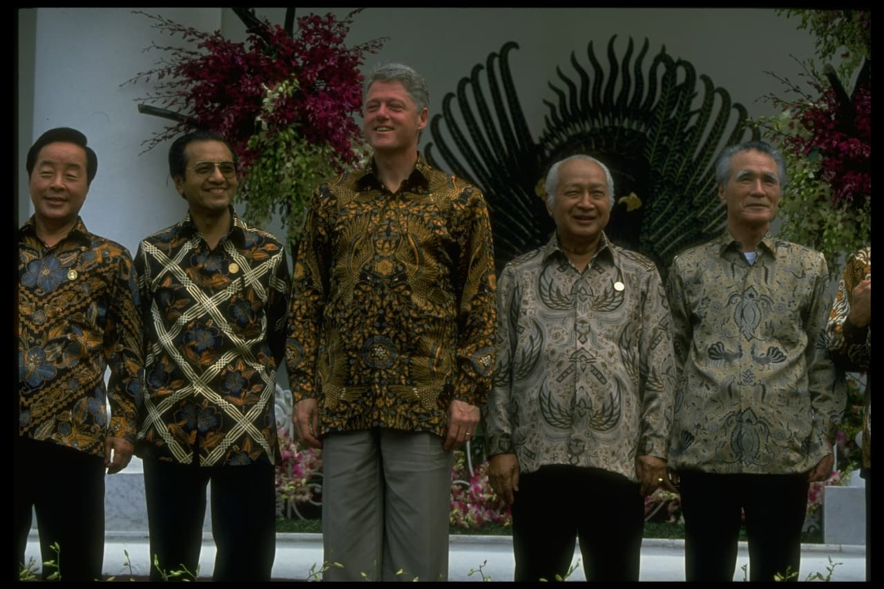 Al año siguiente los mandatarios se reunieron en Indonesia y recibieron como obsequio de los anfitriones camisas con diseños típicos del país y posaron para la foto de familia, como se ve en la foto: Clinton rodeado de líderes de APEC, todos con sus tradicionales camisas.