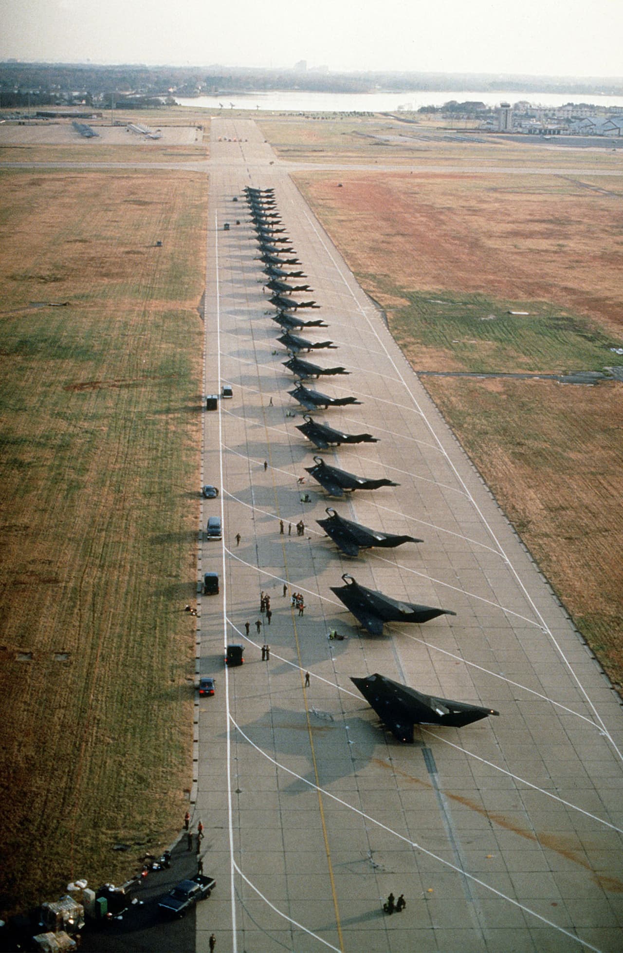 Esta es otra de las pocas imágenes distribuidas a agencias fotográficas de actividades "oficiales", en donde se pueden ver a más de una docena de naves 'stealth' o de sigilo, haciendo una parada estratégica durante una misión especial a Arabia Saudita en 1998.