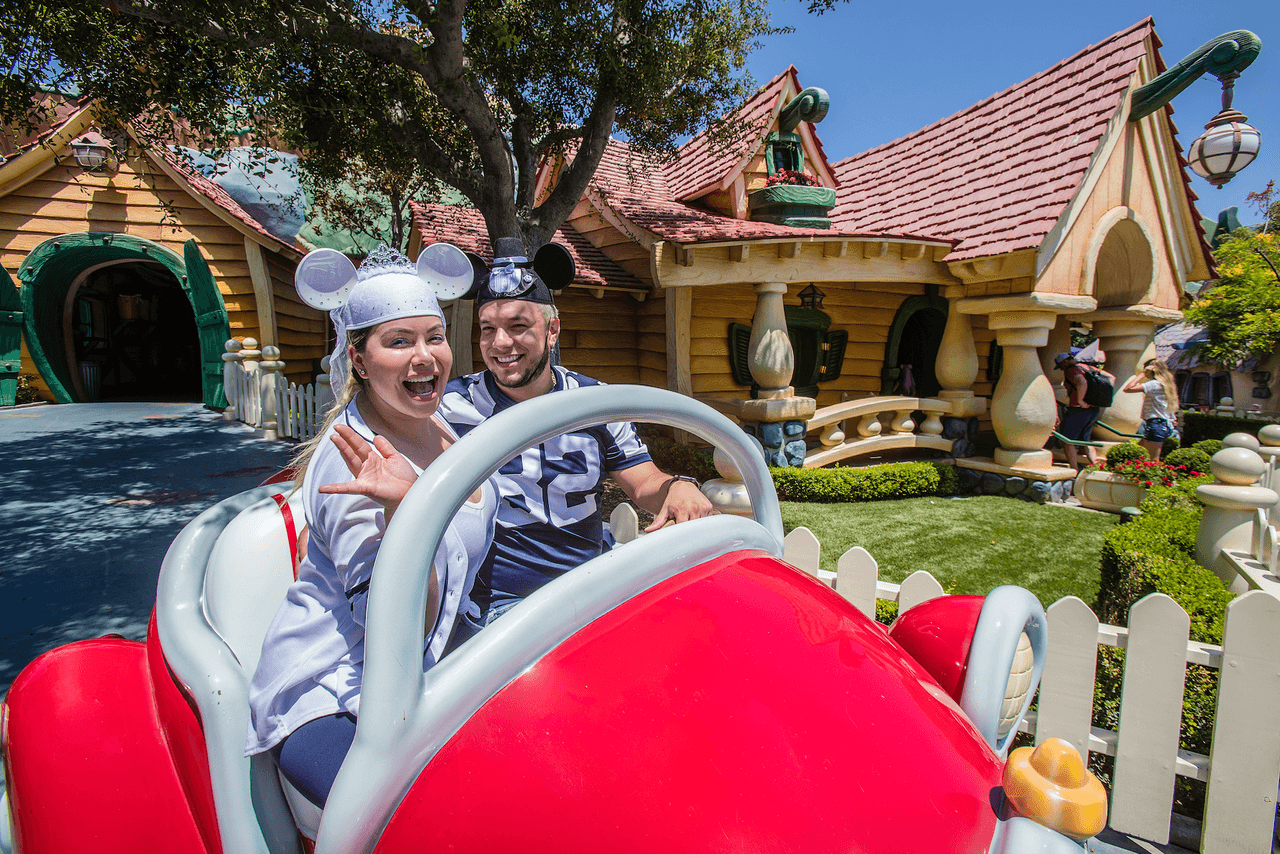 Con una especie de velo blanco, al estilo Minnie Mouse, Chiquis Rivera disfruta el amor de su Mickey, Lorenzo Méndez. La pregunta ahora es, y la boda, ¿pa' cuando?