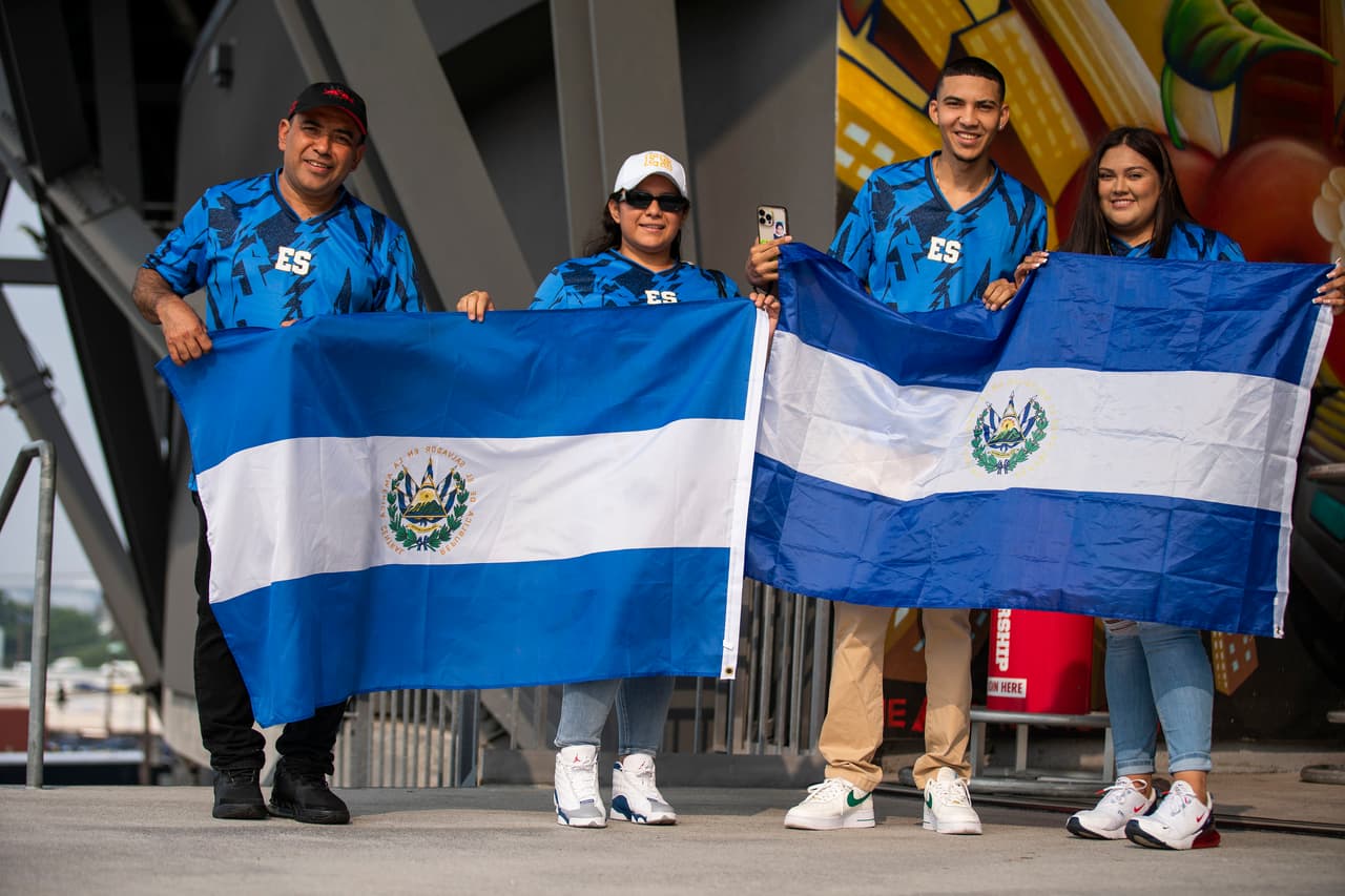 Salvadoreños fueron al estadio a apoyar a su selección.