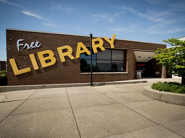 <b>Andorra Library</b>
<br>705 East Cathedral Road
<br>Philadelphia, PA 19128-2106
<br>215-685-2552
<br>
<br>La 
<a href="https://libwww.freelibrary.org/locations/andorra-library" target="_blank">biblioteca Andorra</a> se inauguró el 31 de marzo de 1975. Fue renovada en 1999 como parte de la campaña "Cambiando vidas". Los artistas Max Mason y M. Webb crearon el mural sobre la sección del libro ilustrado que representa el horizonte de Filadelfia y los bosques de Andorra.Blanche A. 
<br>