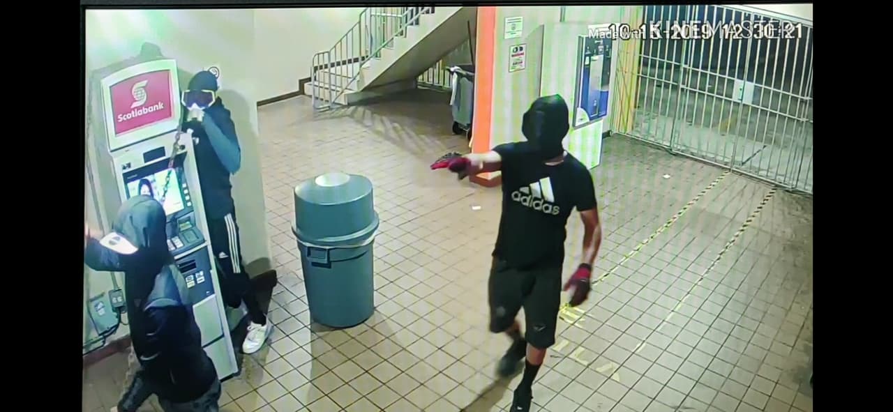 Los sujetos llegaron en una guagua pick-up Ford F-150 color dorada y negra, amenazaron al guardia de seguridad y utilizando cadenas amarraron y desprendieron la máquina ATM para montarla en el vehículo.