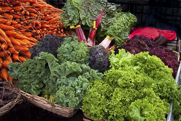 1. Ensalada de col rizada y morada, zanahorias y semillas de calabaza