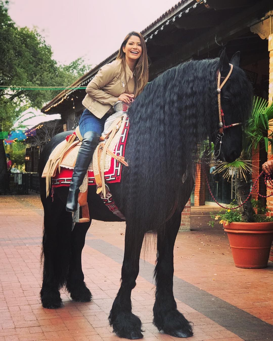 En San Antonio tuvo la oportunidad de convivir con sus fans, pero también aprovechó para montar un precioso caballo al que admiró por su llamativa cabellera rizada.
<br>