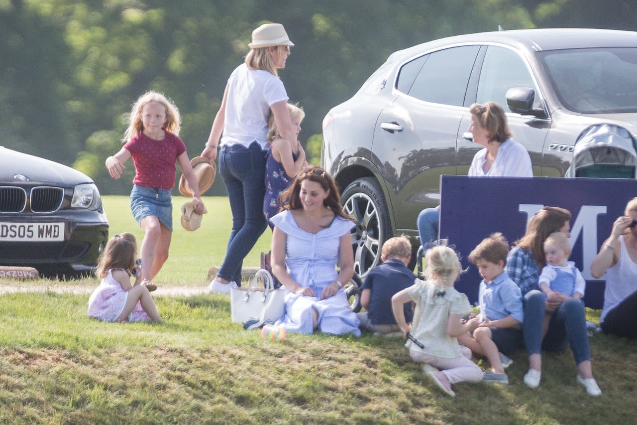 Así, la única razón evidente para las pocas imágenes de Louis es que Kate y William protegen la privacidad de sus hijos y tratan de mantenerlos lejos de los reflectores. Incluso plantaron arboles en los alrededores del palacio de Kensington para evitar ser fotografiados a través de los jardines. Sin embargo, hay eventos en los que es imposible controlar a la prensa. 
<br>