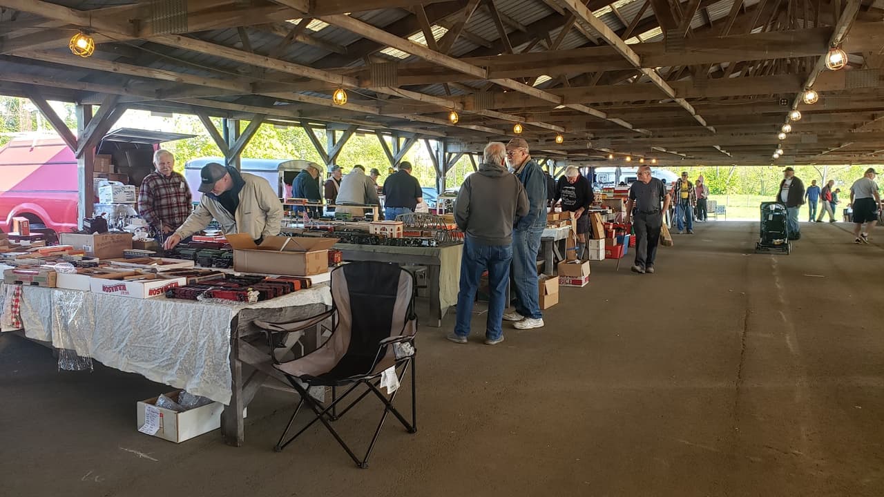 <b><a href="https://www.facebook.com/RenningersKutztown " target="_blank">Renninger's Antiques & Farmers Market </a> </b>
<br>
<b>740 Noble St, Kutztown</b>
<br>Descubre tesoros ocultos en el mercado de granjeros y antigüedades de Renninger, donde también encontrarás objetos de colección, recuerdos militares y cerámicas.