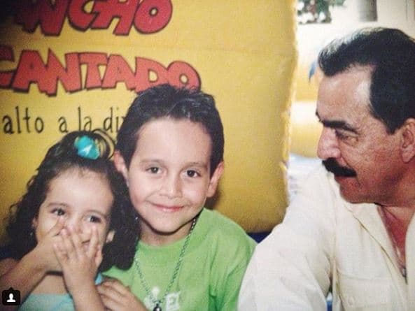 Al igual que sus hermanos mayores, Marcelia creció al lado de su padre hasta el día de su muerte. En la foto posa al lado de su hermano Juliancito.