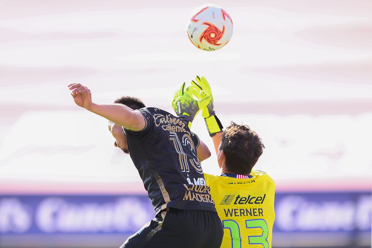 Lucha aérea por el esférico