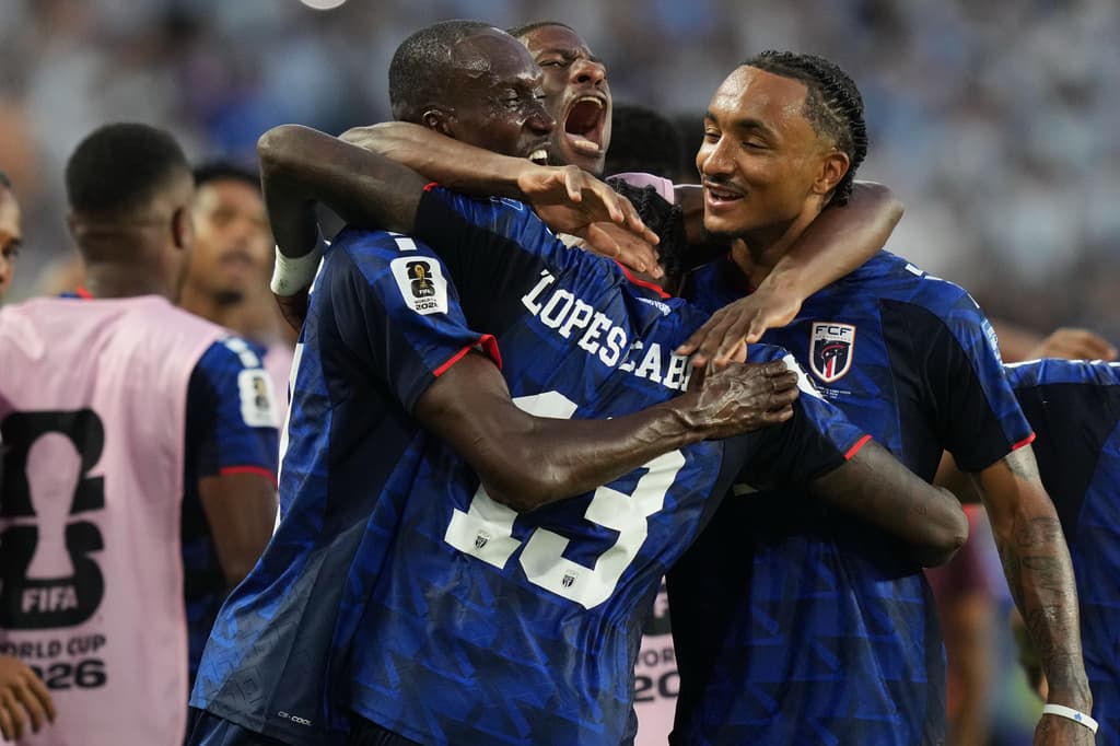 Los jugadores de Cabo Verde celebran el gol que los empataba sobre el tiempo extra.