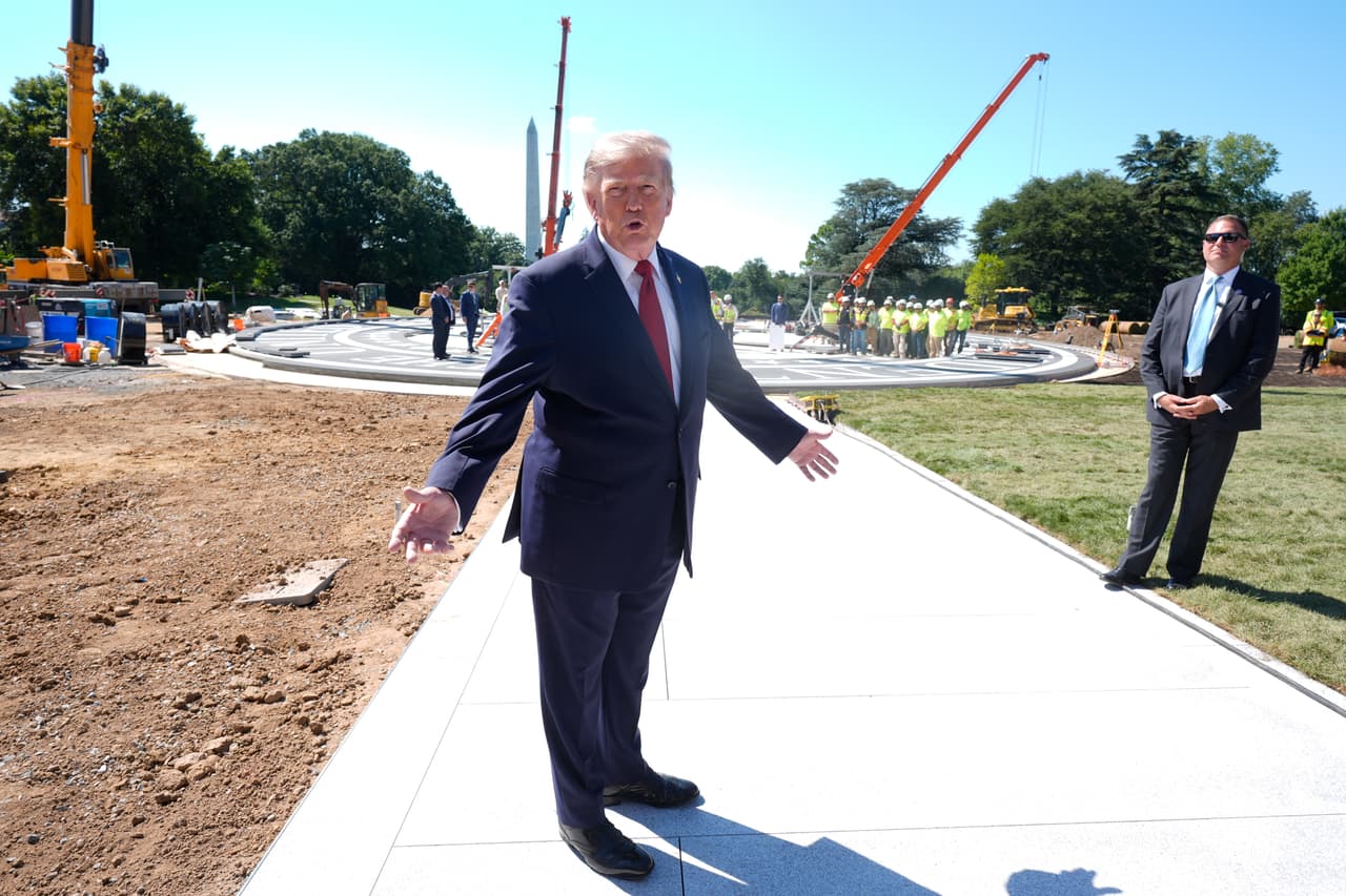 El presidente Donald Trump habla frente a la Casa Blanca el miércoles 19 de agosto de 2026 en Washington, cerca del lugar de construcción de la nueva zona de aterrizaje para helicópteros en el jardín sur de la Casa Blanca.