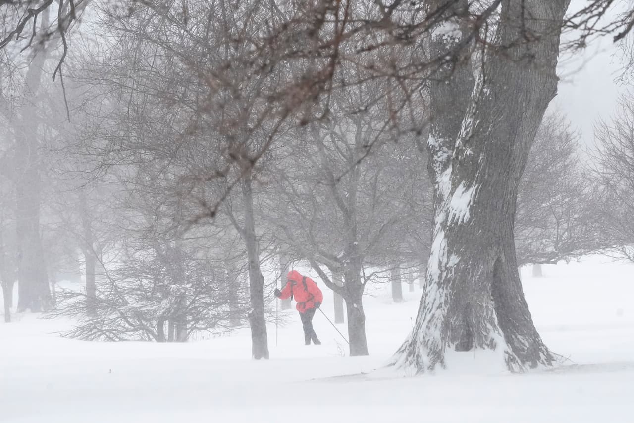 Mientras algunas oficinas de 
<a href="https://www.univision.com/local/chicago-wgbo/cierran-oficinas-vehiculares-en-illinois-por-tormenta-invernal">Servicios Vehiculares</a> de Illinois suspendieron actividades por el tiempo, algunos 
<a href="https://www.univision.com/local/chicago-wgbo/cierres-de-escuelas-por-tormenta-tiempo-real">distritos escolares</a> pasaron a clases virtuales. En Chicago, CPS mantuvo las escuelas operativas los dos días de tormentas. En la imagen, una persona esquía en Lincoln Park en medio de la intensa nevada.