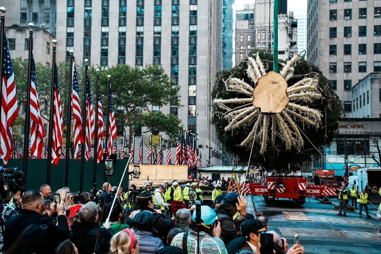 Así fue la llegada del árbol de Navidad en Rockefeller Center para dar inicio a la temporada
