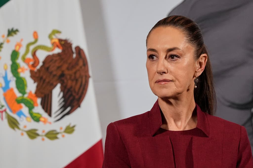 ARCHIVO - La presidenta mexicana, Claudia Sheinbaum, asiste a su conferencia de prensa matutina en el Palacio Nacional en la Ciudad de México, el 2 de abril de 2025. (AP Foto/Marco Ugarte, archivo)