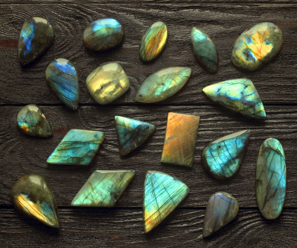 Además de aumentar nuestra vitalidad a nivel emocional, a nivel físico se asegura que ayuda a regular el metabolismo, eliminar sensación de mareo, equilibrar hormonas y aliviar o mejorar resfriados, presión arterial y dolores de artritis.