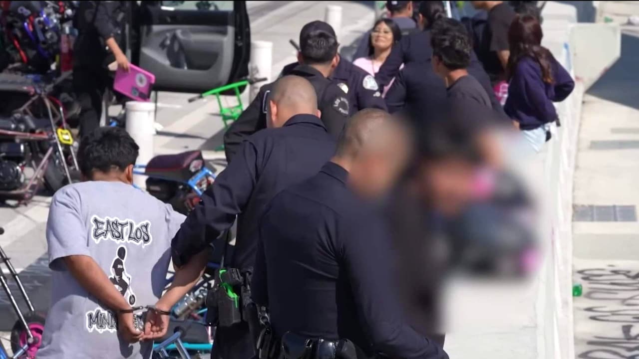 Al menos 80 arrestos durante toma callejera ilegal con minimotos en Los Ángeles