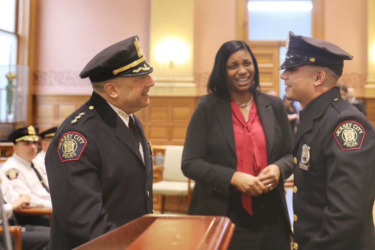 Reconocen y ascienden a primeros oficiales en responder al tiroteo en Jersey City el pasado 10 de diciembre.