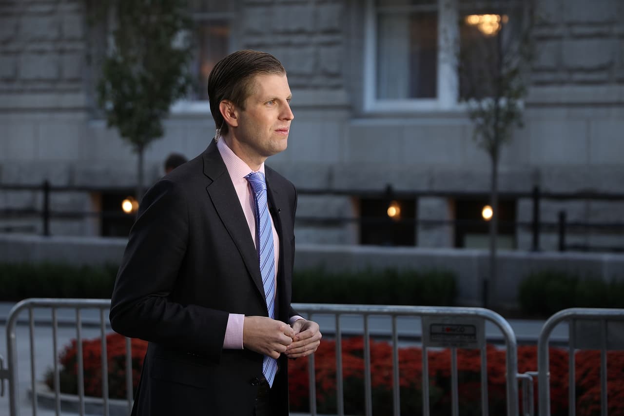Eric, de 32 años, es el tercer hijo del matrimonio de Donald Trump con Ivana. Es también parte de la Organización de su padre, en la que tiene el cargo de vicepresidente ejecutivo de desarrollo y exportaciones.