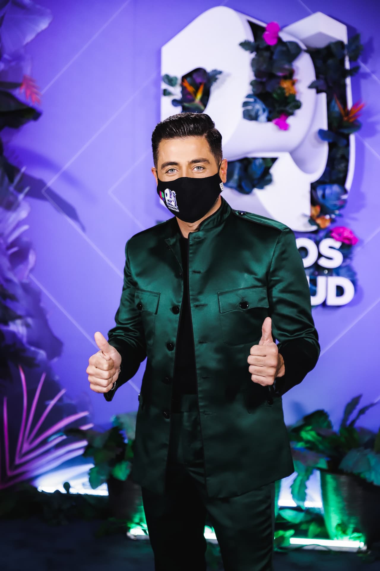 Quien tampoco renunció a su estilo fue Borja Voces. El presentador llegó a la premiación utilizando un traje de satín color verde botella.