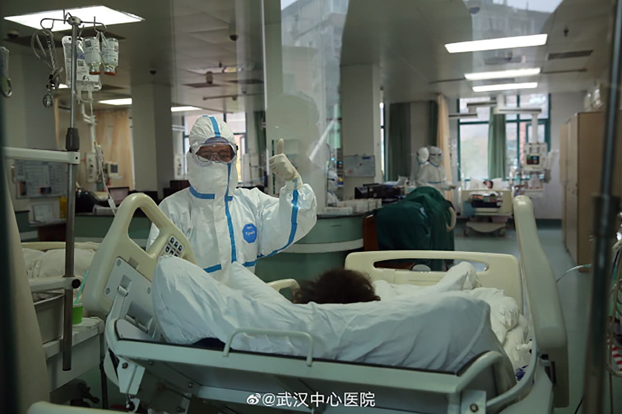 La policía, equipos especiales y efectivos paramilitares vigilaban la estación ferroviaria de Wuhan, donde barreras metálicas cerraron el acceso. Solo se permitía el ingreso de pasajeros con boleto para los últimos trenes.