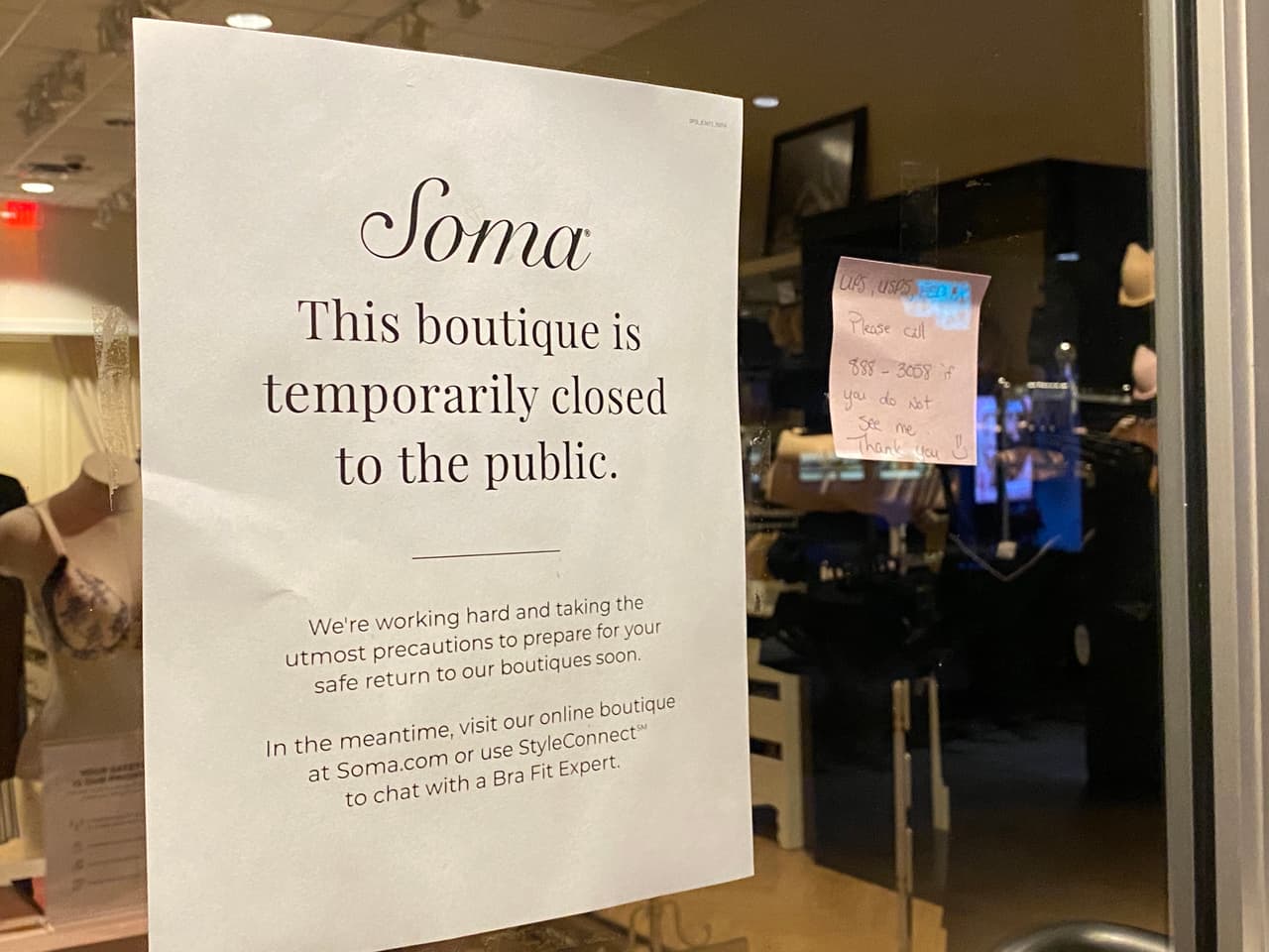 La mayoría de las tiendas en sus letreros remiten a los clientes hacer las compras en línea y no especifican cuando reabren.