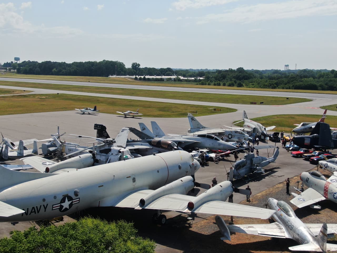 <b>Hickory Aviation Museum </b>
<br>
<b>Sitio web</b>: 
<a href="https://www.hickoryaviationmuseum.org/">https://www.hickoryaviationmuseum.org/</a>
<br>
<a href="https://maps.app.goo.gl/6J1tVzx3hAzvPVkz7"><b>Cómo llegar</b></a>
<b> </b>
<br>
<br>El Museo ofrece una oportunidad única para que todas las generaciones aprendan y aprecien la historia de la aviación.