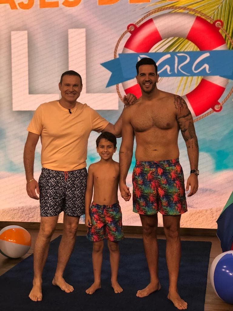 Con el chef Yisus de cómplice, y un pequeño invitado, Alan estaba listo para desfilar.