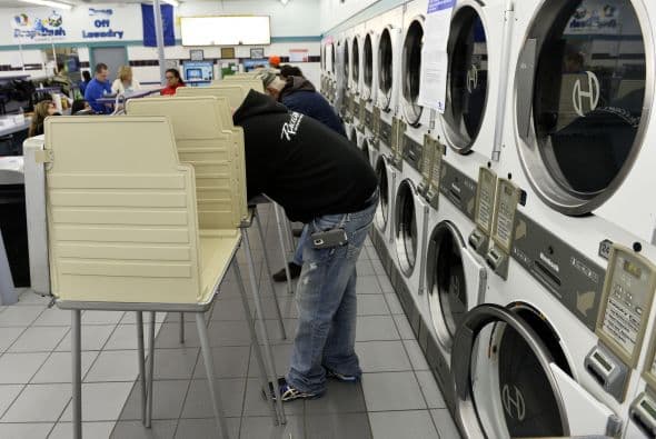 Unos votaron dentro de una barbería, en una facilidad deportiva y otros experimentaron problemas para ejercer su derecho pero la mayoría aprovechó para tomarse un ‘selfie’ y compartirlas en las redes sociales en una de las elecciones a la gobernación más cerradas de la nación.