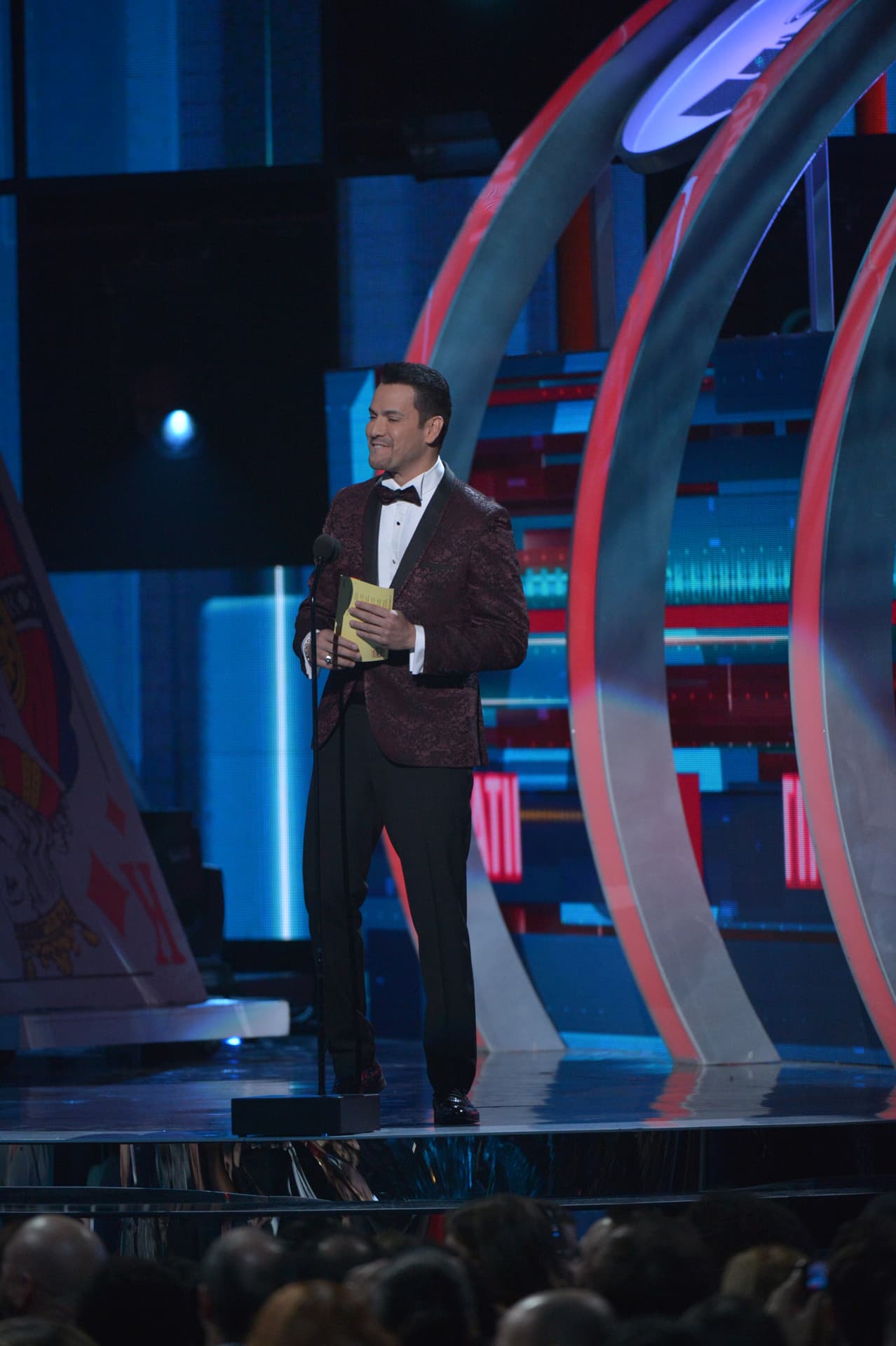 El salsero puertorriqueño Víctor Manuelle presentó a los nominados al Premio Mejor álbum de Pop Rock.