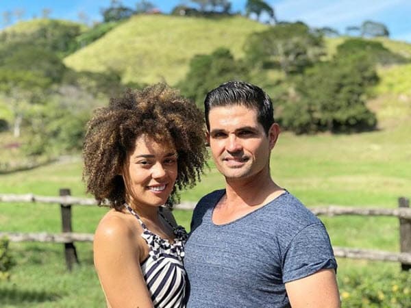 "Caminando, lo más curioso fue que como 20 metros después los dos nos volteamos a ver al mismo tiempo, después la busqué y hasta la fecha (estamos juntos)".