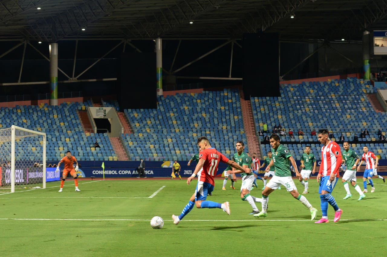 Bolivia se adelantó con un penalti, pero Paraguay le dio la vuelta con un doblete de Ángel Romero y otro tanto de Alejandro Romero.