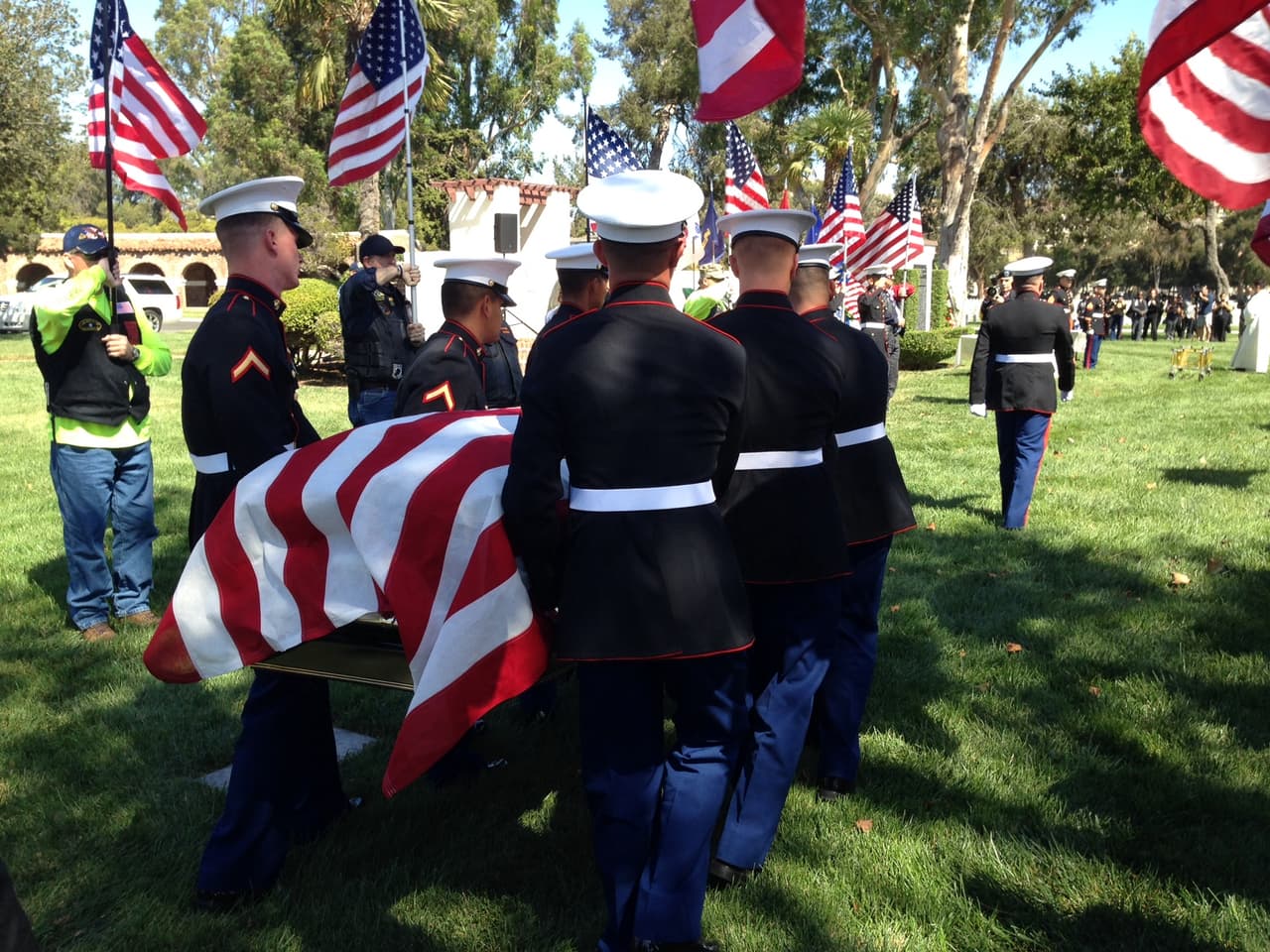 Despiden con honores militares al marine Carlos Segovia asesinado en Los Ángeles
