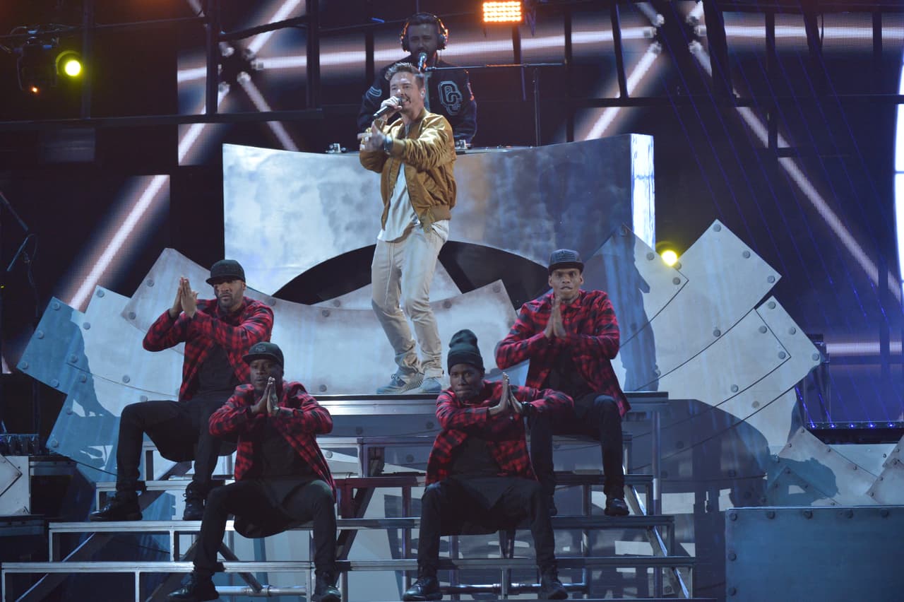J Balvin abrió la noche de los Latin GRAMMY con la interpretación de su tema 'Ginza'.