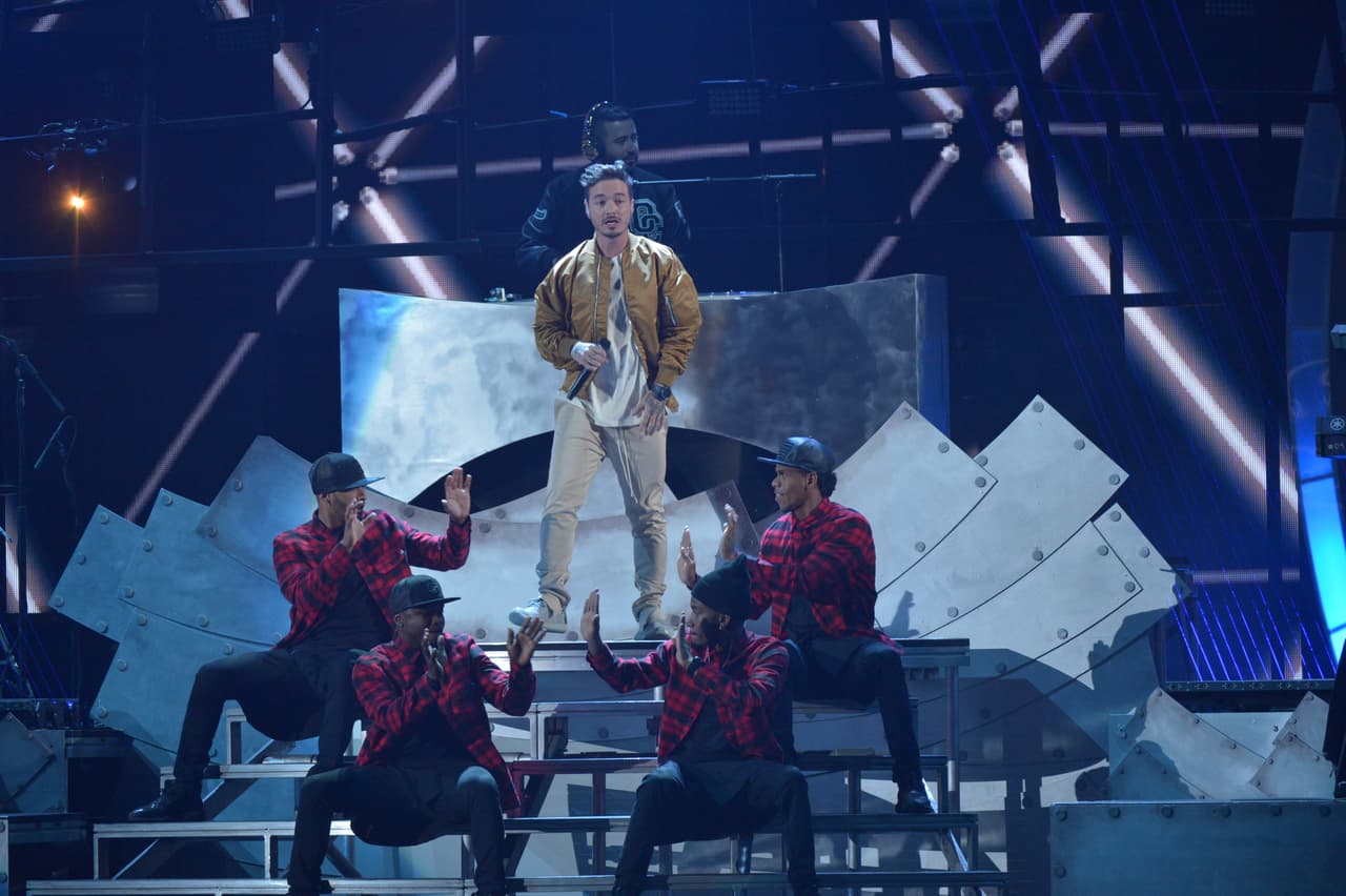 Los fans no pararon de aplaudir, pues este tema está muy pegado.