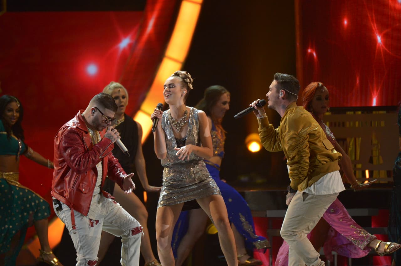 El baile se puso candente.