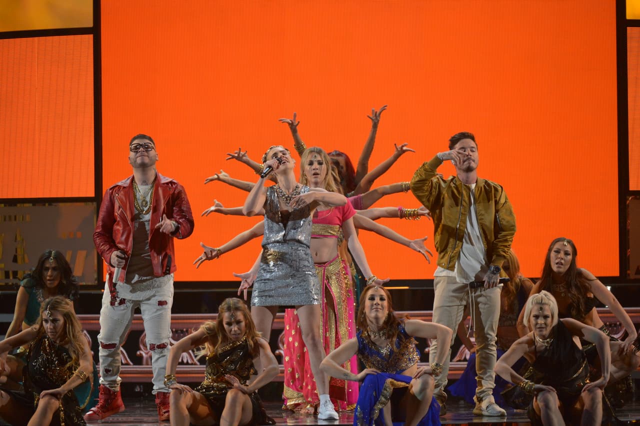 Nada más y nada menos que una gran colaboración con la banda Major Lazer, Farruko y MØ. Juntos interpretaron el tema 'Lean On'.