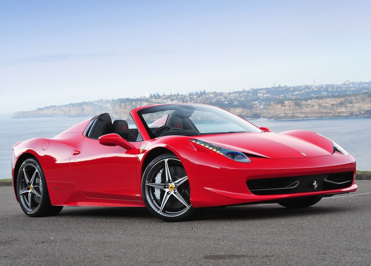 <h3 class="cms-H3-H3"><b>Superdeportivos</b></h3>
<br>
<br>
<b>Ozuna - Ferrari 458 Spider</b>
<br>
<br>En el apartado de los superdeportivos, Ozuna no se queda atrás, pues cuenta con uno de los convertibles más exclusivos y exitosos del mundo, el 
<b>Ferrari 458 Spider</b>. Si bien no es tan extremo como el Lambo de Anuel AA, no cabe duda de que también ofrece una experiencia de manejo espectacular a cielo abierto. Habilidad y dinero son dos de los requisitos más importantes para poder conducir esta máquina.