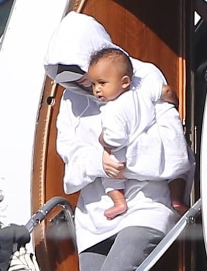 Y una vez más, se cubrió con la sudadera y la gorra para que no la vieran bien.