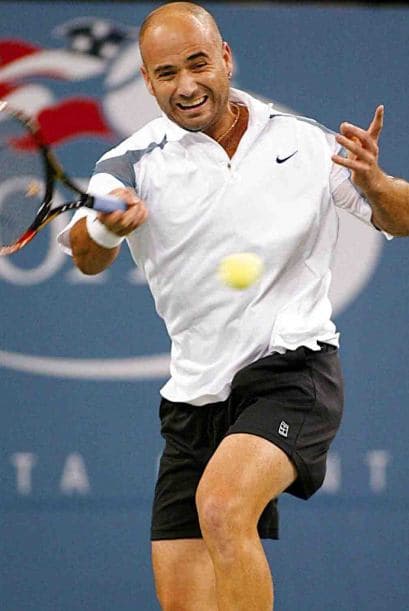 Tras los fuertes dolores que tuvo en la espalda, en el 2006 Andre Agassi se retiró del tenis al terminar el partido contra Benjamin Becker, en donde resultó perdedor.