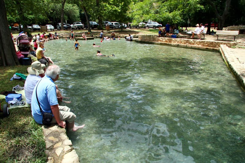 <b>Comal Springs </b>
<br>
<br>Este manantial, ubicado en Landa Park, en New Braunfels, es el más grande en Texas y en el suroeste del país. Estas aguas fueron punto de reunión de nativos americanos hace algunos cientos de años y ahora recibe a turistas que buscan nadar en las aguas que fluyen del Río Comal.