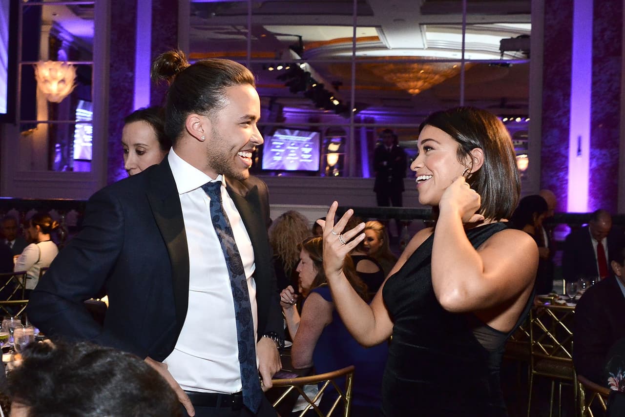 Lo cachamos muy platicador con la actriz Gina Rodríguez.