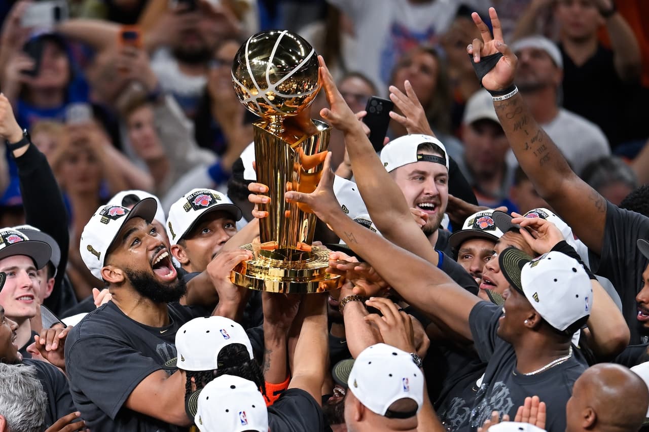 <b>Los Knicks cerraron una temporada mágica como los reyes de la remontada.</b> Después de décadas de espera, Nueva York vuelve a la cima del mundo del baloncesto y celebra un campeonato que redefine su historia moderna.