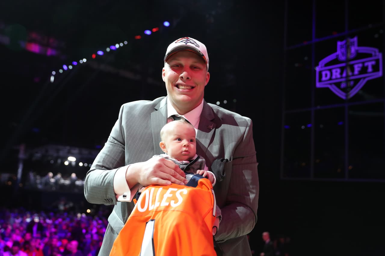 <b>20 GARETT BOLLES | OT Denver Broncos</b>
<br>Universidad: Utah
<br>Estatura: 6’5’’
<br>Peso: 298 libras
<br>
<br>Destacar: De adolescente preocupaba que su ruta hasta el colegial fue hecha únicamente en Utah.
<br>
<br>Resumen: Excelente atletismo que dejó a los exploradores muy entusiasmados con su potencial a los 25 años de edad. Comodín en una clase de línea ofensiva relativamente débil. 
<br>
<br>Conclusión: Bolles es el primer jugador de Utah reclutado en la primera ronda desde 2005, el QB Alex Smith.